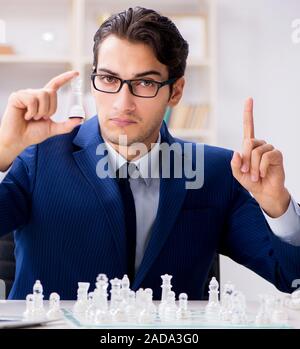 Junge Unternehmer spielen Glas Schach im Büro Stockfoto