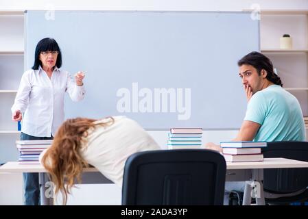 Alte Lehrer und Schüler in der Klasse Stockfoto