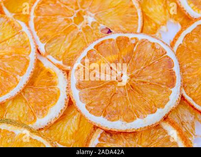 Anordnung mit getrockneten Orangenscheiben Stockfoto