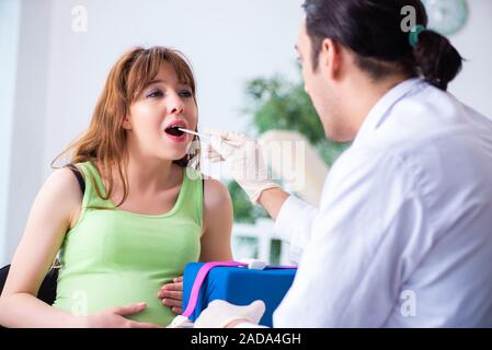Junger Patient, Arzt otolaryngologist Stockfoto