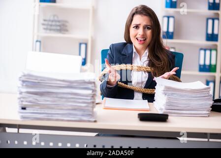 Junge schöne Mitarbeiter gebunden mit Seil im Büro Stockfoto