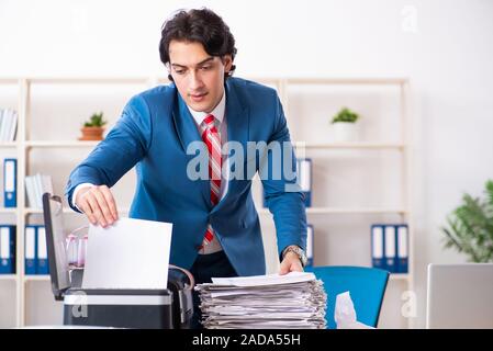 Junge Mitarbeiter von Kopien beim Kopieren von Maschine Stockfoto