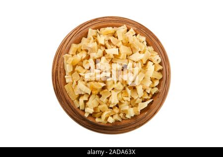 Knoblauch trocknen zu isolieren. Blick von oben. Schichten von getrockneten Knoblauch in einem Ton Cup. Trockene Gewürze. Gewürze auf isolieren. Stockfoto