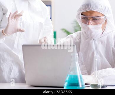 Zwei Chemiker im Labor arbeiten Stockfoto