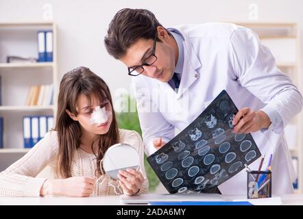 Männlicher Arzt zu sprechen Patienten mit nasenoperation Chirurgie Stockfoto