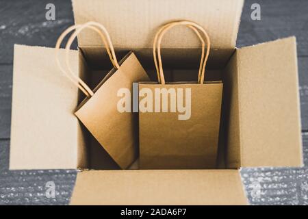 Online Bestellungen konzeptionelle Stillleben, Shopping Taschen innen öffnen Lieferung Paket Stockfoto