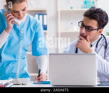 Männliche und weibliche Arzt in Diskussion im Krankenhaus Stockfoto