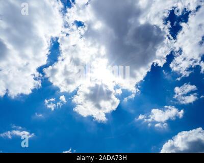 Blauer Himmel mit strahlenden Sonnenlicht hinter den Wolken. Stockfoto