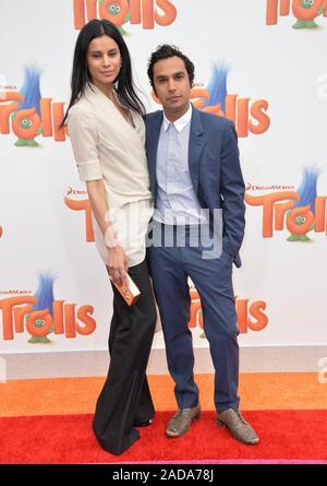 LOS ANGELES, Ca. Oktober 23, 2016: Schauspieler Kunal Nayyar & Frau Neha Kapur an der Los Angeles Premiere von 'Trolle' im Regency Dorf Theater, Westwood. © 2016 Paul Smith/Featureflash Stockfoto