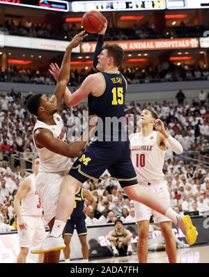 Louisville, USA. 03 Dez, 2019. Michigan Wolverine Jon Teske (15) kämpft um seinen Schuß weg unter Druck von Louisville Kardinäle Steven Enoch (23) in der zweiten Hälfte des Spiels an KFY Yum! Zentrum in Louisville, Kentucky, 3. Dezember 2019. Foto von John Sommers II/UPI Quelle: UPI/Alamy leben Nachrichten Stockfoto