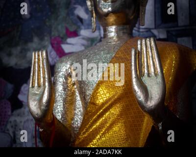 Close-up Hände von Buddha Statue. Die Haltung der verleitet, die Verwandten nicht zu streiten. Glauben und Glauben des Buddhismus Konzept. Stockfoto