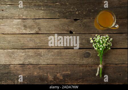 Frische Kräuter. Medizinische Kräuter (Kamille, Wermut, Schafgarbe, Pfefferminze, Johanniskraut und Zichorie) auf einem alten Holz- Board. Stockfoto