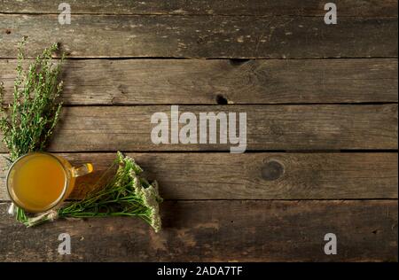 Frische Kräuter. Medizinische Kräuter (Kamille, Wermut, Schafgarbe, Pfefferminze, Johanniskraut und Zichorie) auf einem alten Holz- Board. Stockfoto