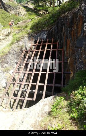 Alter Bergwerkstollen, Bergbau Wandern museum Trail in der Nähe von Prettau, Ahrntal, Südtirol Stockfoto