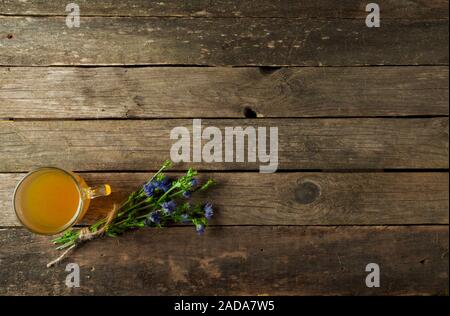 Frische Kräuter. Medizinische Kräuter (Kamille, Wermut, Schafgarbe, Pfefferminze, Johanniskraut und Zichorie) auf einem alten Holz- Board. Stockfoto