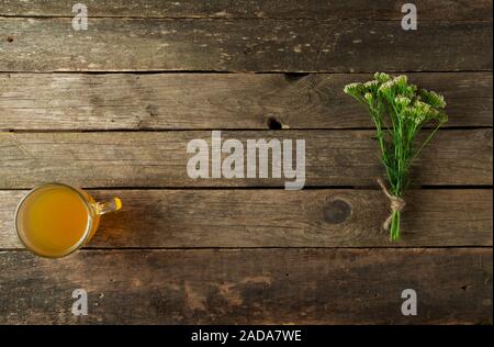 Frische Kräuter. Medizinische Kräuter (Kamille, Wermut, Schafgarbe, Pfefferminze, Johanniskraut und Zichorie) auf einem alten Holz- Board. Stockfoto