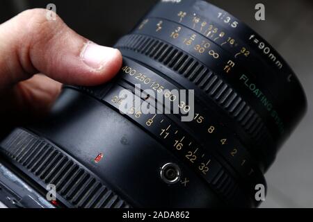 Foto von Blende und Verschlusszeit Einstellring am Objektiv einer alten und vintage Medium format Film Kamera auf einem Stativ. Stockfoto