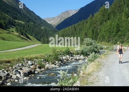 Schönen Wanderweg entlang der Gebirgsbach in der Nähe von Niederthai, Ötztal, Österreich Stockfoto