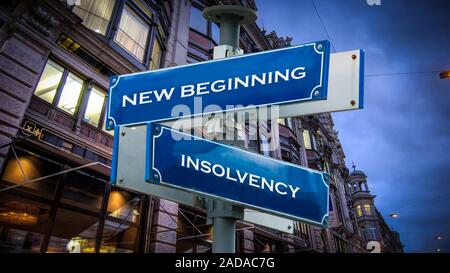 Straßenschild zu neuen Anfang gegen Insolvenz Stockfoto