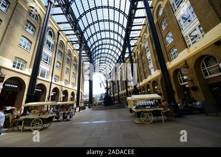 Hay's Galleria ist ein altes Lager zu einer modernen Einkaufs- und Bürokomplex in der Nähe der Themse in London, England umgewandelt. Stockfoto