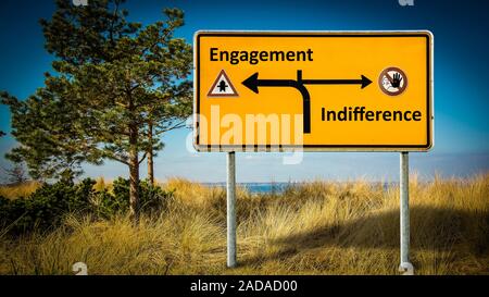 Straßenschild zu Engagement gegenüber Gleichgültigkeit Stockfoto