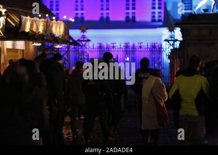 Berlin, Deutschland. 02 Dez, 2019. Der Weihnachtsmarkt vor dem Schloss Charlottenburg im Berliner Bezirk Charlottenburg. Für die preußische Königin Sophie Charlotte, die Burg ist eine der berühmtesten Sehenswürdigkeiten Berlins. (Foto von Simone Kuhlmey/Pacific Press) Quelle: Pacific Press Agency/Alamy leben Nachrichten Stockfoto