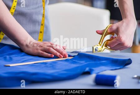 Frau Schneider arbeitet an einem Kleidung nähen Nähen fa messen Stockfoto