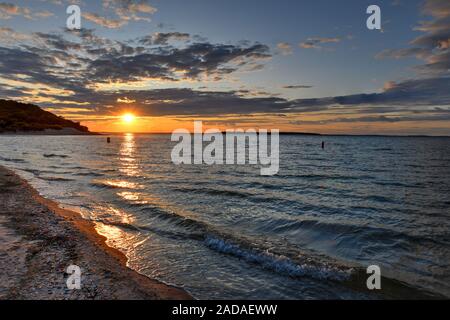 Sonnenuntergang am Strand entlang an Towd Punkt in Southampton, Long Island, New York. Stockfoto