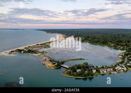 Sonnenuntergang am Strand entlang an Towd Punkt in Southampton, Long Island, New York. Stockfoto