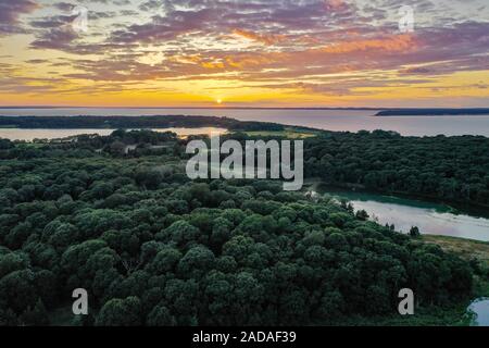 Sonnenuntergang am Strand entlang an Towd Punkt in Southampton, Long Island, New York. Stockfoto