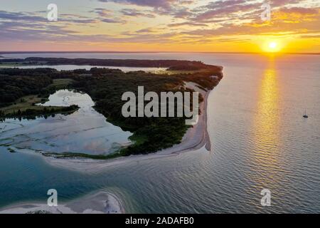 Sonnenuntergang am Strand entlang an Towd Punkt in Southampton, Long Island, New York. Stockfoto