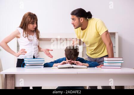 Eltern helfen ihren Sohn für die Schule vorzubereiten Stockfoto