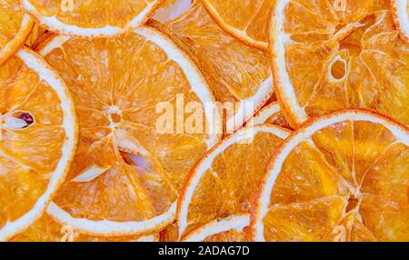 Anordnung mit getrockneten Orangenscheiben Stockfoto