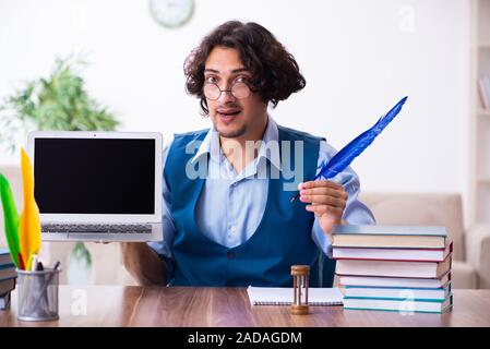 Junge Schriftsteller arbeiten an seiner neuen Arbeit Stockfoto