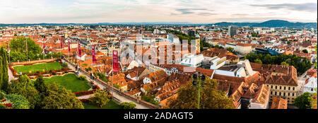 Panoramablick auf Stadt Graz mit seinem berühmten Gebäuden. Bekannte touristische Destination in Österreich Stockfoto