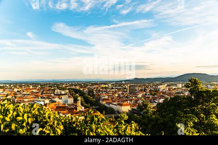 Blick auf Graz City mit seinem berühmten Gebäuden. Bekannte touristische Destination in Österreich Stockfoto