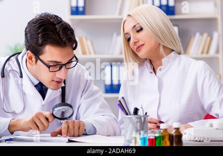 Männliche und weibliche Arzt in Diskussion im Krankenhaus Stockfoto