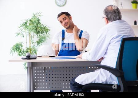 Junge männliche Auftragnehmer alte Arzt Stockfoto