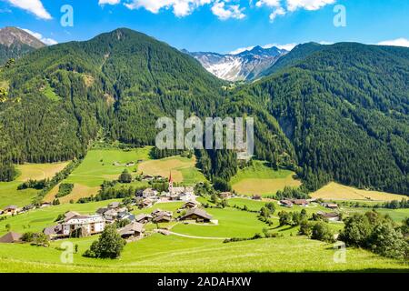 Das malerische Dorf von St. Jakob im Ahrntal, Südtirol, Italien Stockfoto