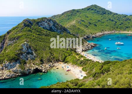 Timoni Bucht in Afionas, ein beliebtes Touristenziel, Korfu, Griechenland Stockfoto