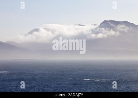 Meer und Wolken vor blauem Himmel auf den Berg. Satur, Osten Island, Island, Europa Stockfoto