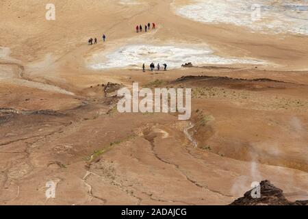 Geothermale Region Hveraroend mit Menschen, Namaskard, Island, Europa Stockfoto