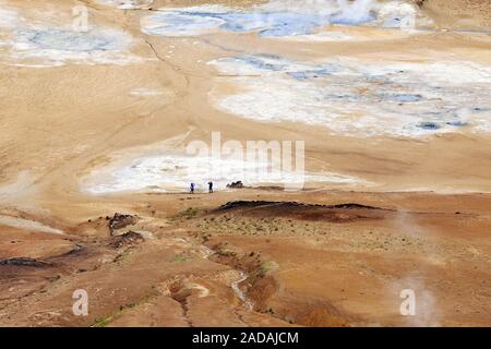 Geothermale Region Hveraroend mit Menschen, Namaskard, Island, Europa Stockfoto