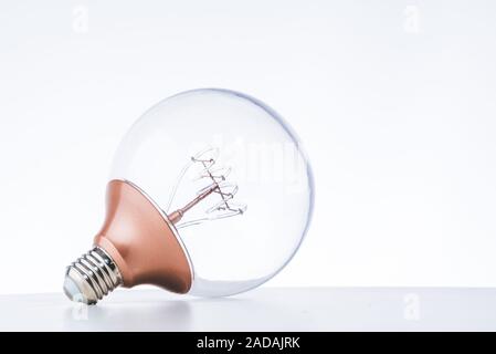 LED-Lampe am weißen Tisch mit weißen Hintergrund für Eco speichern Stockfoto