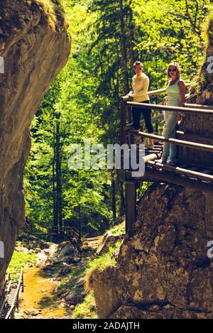 Blick auf den Pfad entlang Bergbach und Wasserfälle in Mixnitz. Touristen wandern im sonnigen Sommertag. Reiseziel Stockfoto