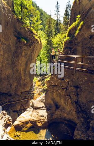 Blick auf den Pfad entlang Bergbach und Wasserfälle in Mixnitz. Touristen wandern im sonnigen Sommertag. Reiseziel Stockfoto