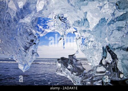 Blick durch Gletschereis auf dem Meer, Diamond Beach, Breidamerkursandur, Island, Europa Stockfoto