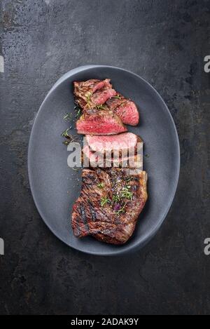 Grill trockenen Jahren wagyu Tri tip Steak in Scheiben geschnitten als Draufsicht in modernem Design Gusseisen Platte Stockfoto