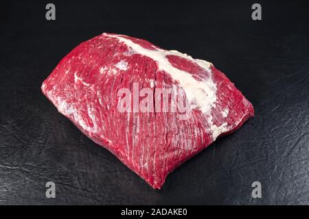 Raw wagyu bavette Steak als Closeup auf schwarzen Hintergrund mit Kopie Raum Stockfoto