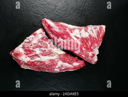 Raw wagyu bavette Steak als Closeup auf schwarzen Hintergrund mit Kopie Raum Stockfoto